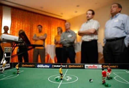 Teambuilding Spiele als Indoor-Variante stellen Teams vor knifflige Aufgaben - actiongeladen und intelligent!