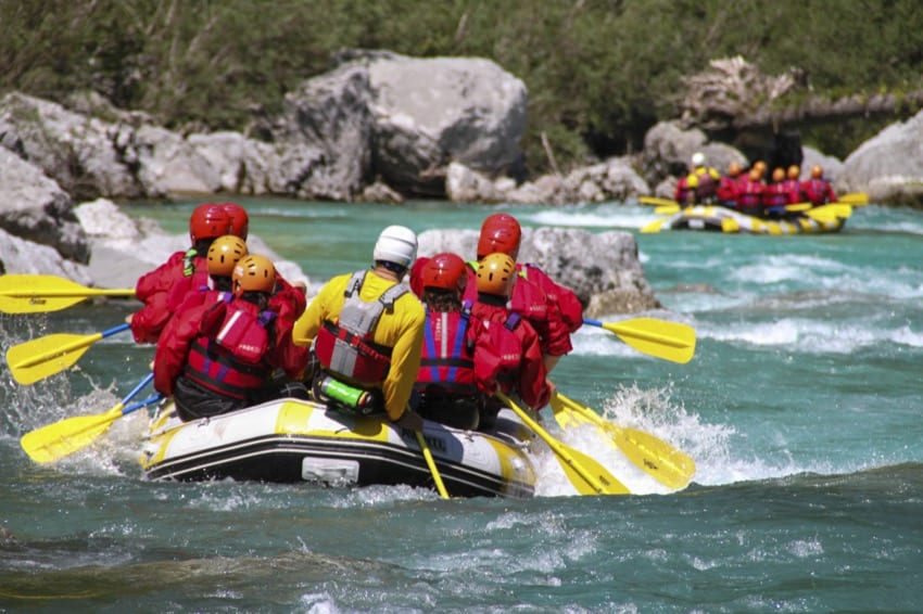 ZUSAMMENSPIEL Rafting als Betriebsausflug