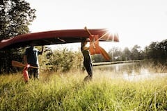 Kanutouren bieten im Sommer, gemächlich als Team stromabwärts zu fahren. Hierbei muss die Mannschaft außer Stromschnellen auch das ein oder andere kniffelige Rätsel lösen. Die Hinweise verdichten sich und am Abend findet sich das Team am Lagerfeuer ein und bespricht die Erlebnisse und Erfahrungen des Tages.