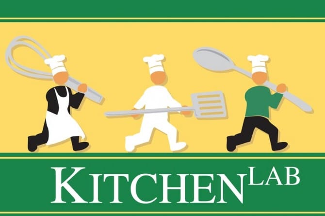 Beim Teamevent Kochen im ZUSAMMENSPIEL KitchenLab geht Teamwork durch den Magen. Es ist aber auch Köpfchen gefragt um gemeinsam im Team-Kochkurs Rätsel und Teambuilding Spiele zu lösen, die mit Themen und Inhalten Ihres Teams zu tun haben. Hierbei erleben die Teilnehmer während der Zubereitung eines Menus, dass in der Küche und im alltäglichen Teamwork mit den richtigen Zutaten Delikatessen und weitere Höchstleistungen im Team kreiert werden können.  